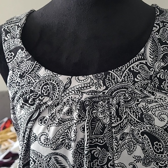 Rampage Black and‎ Whitle Floral Paisley Sleeveless Top Size Medium - Picture 2 of 6